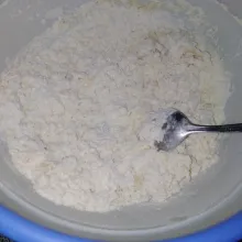 Aduk rata lalu masukkan air sedikit demi sedikit.