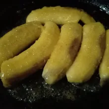 Panggang pisang dan taburi gula di atasnya, kemudian setelah terkaramelisasi menjadi agak coklat, angkat.