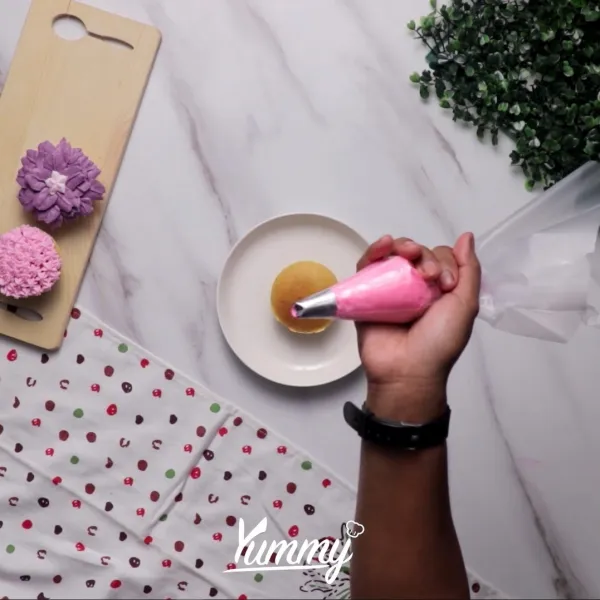 Siapkan cupcake lalu hias dengan butter cream berwarna sesuai dengan bentuk tubenya.