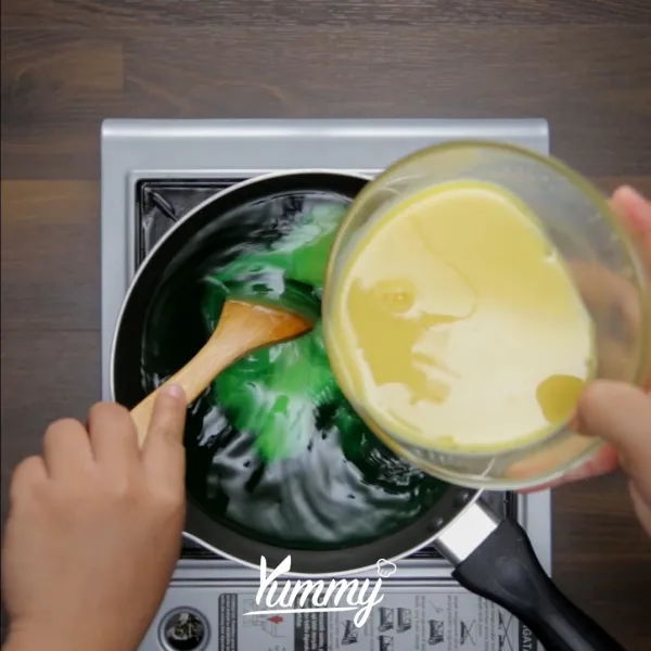 Campurkan agar-agar, air, gula dan pasta pandan. Panaskan dengan api sedang. Masukkan campuran santan, aduk-aduk.