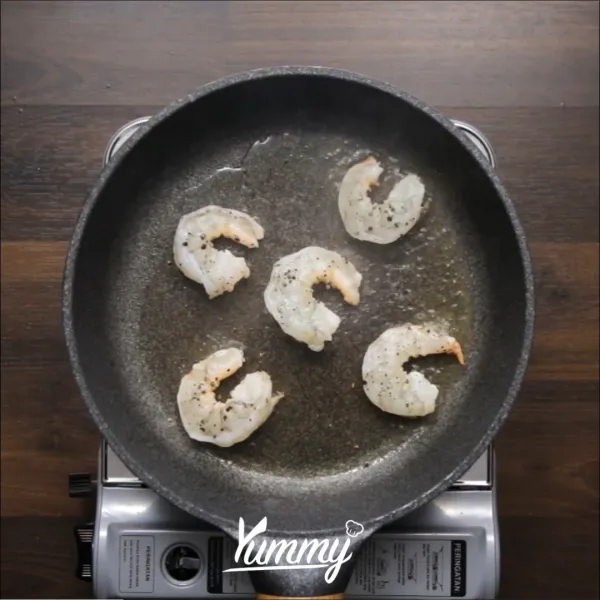 Masak udang terlebih dahulu sebelum bahan yang lain dimasukkan hingga setengah matang.