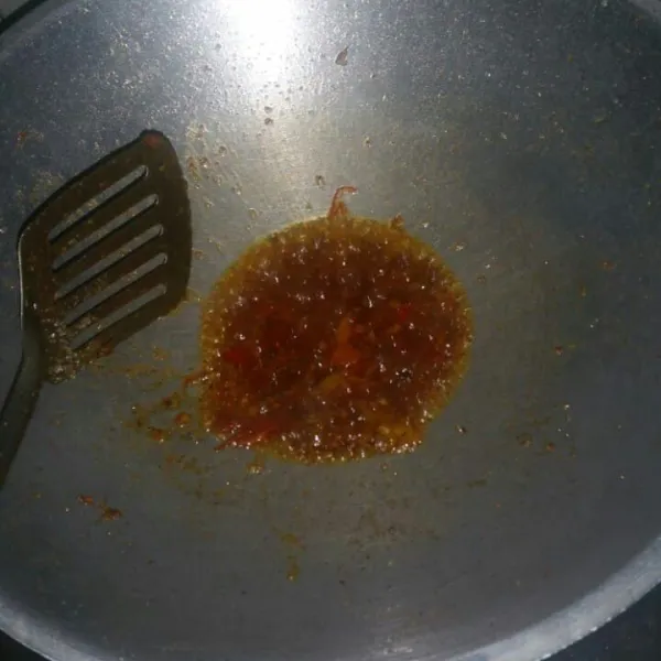 Tumis bumbu cabe sampai harum, tambahkan gula pasir dan royco, tes rasa.