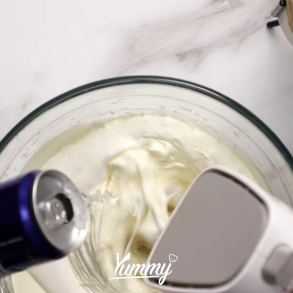 Masukkan tepung terigu dan baking powder sedikit demi sedikit dengan kecepatan sedang. Masukkan air soda, lalu kocok hingga semua merata.