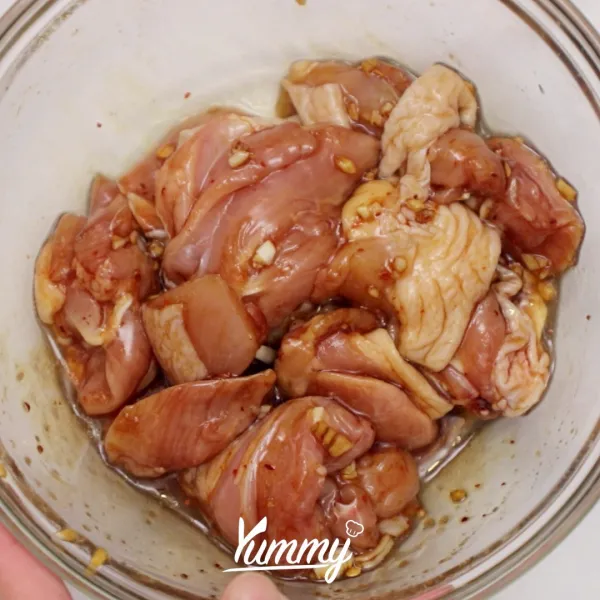 Campur ½ bumbu dengan ayam. Diamkan 10 menit.