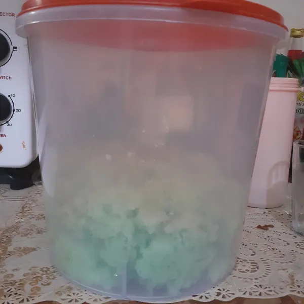 Masukkan dalam toples tertutup dan tunggu hingga seharian.