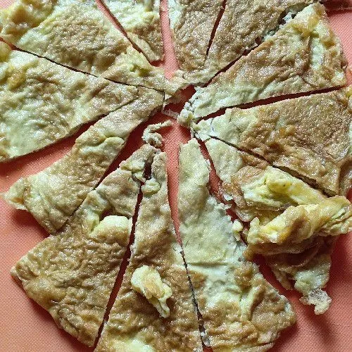 Potong-potong telur yang sudah di goreng menjadi bentuk segitiga.