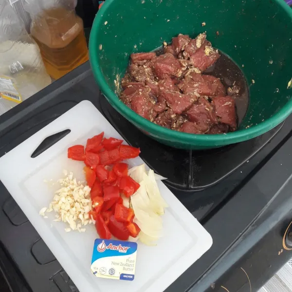 Siapkan bahan, marinasi daging sapi dengan 1 sendok makan butter, kecap, ketumbar dan jinten, selama 20 menit.