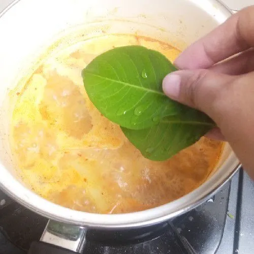 Masukkan daun salam, masak hingga kentang setengah matang.