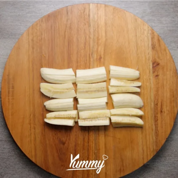 Potong pisang menjadi bagian 8 bagian.