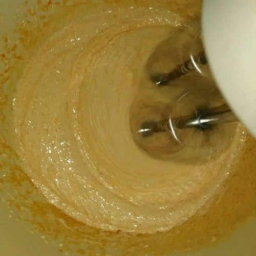Campurkan gula, telur dan sp dengan mixer dengan kecepatan tinggi selama 5 menit.