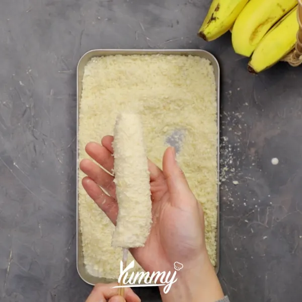 Lumuri pisang dengan tepung kering, tepung basah, dan terakhir tepung panir.