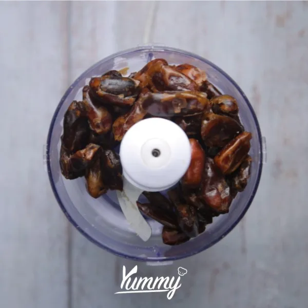 Haluskan kurma dengan blender hingga halus. Sisihkan.