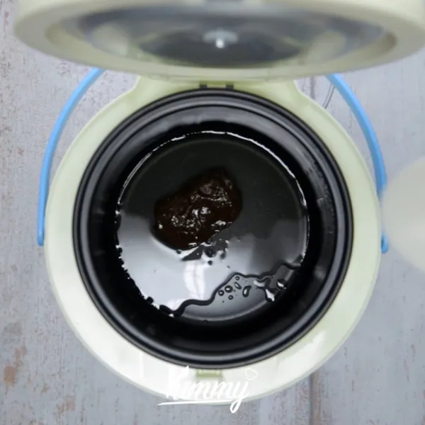 Siapkan rice cooker, masukkan minyak dan bumbu instan. Masak selama 5 menit.