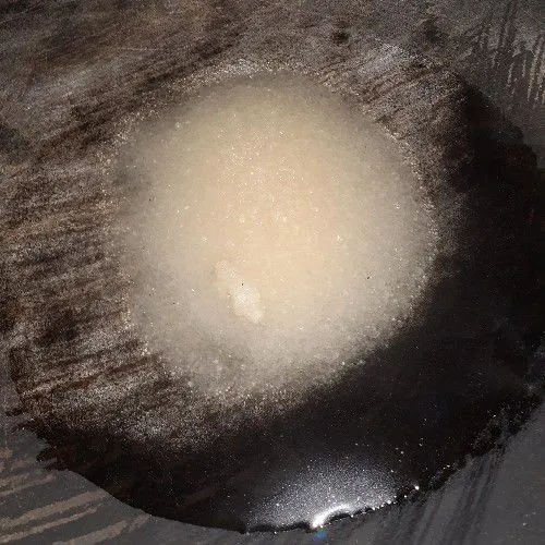 Panaskan air, masukkan gula pasir.