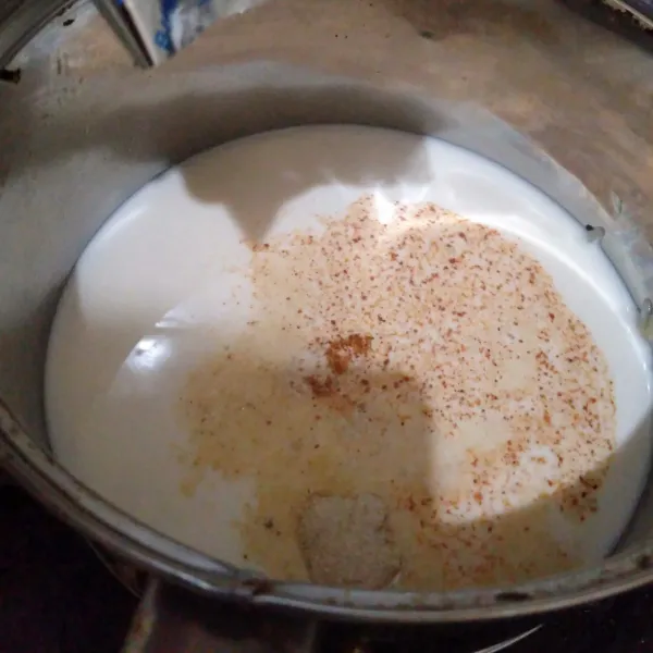 Rebus susu UHT dengan api sedang. Masukkan bumbu pelengkap mie instan. Aduk hingga rata.