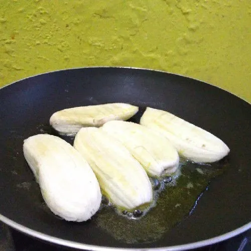 Masukkan pisang kedalam teflon, panggang hingga warna berubah kuning keemasan.
