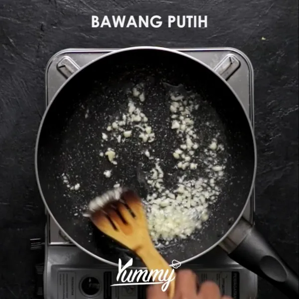 Tumis bawang putih dengan minyak hingga layu dan harum.