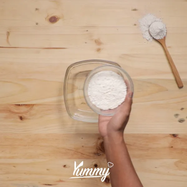 Campurkan tepung terigu, tepung tapioka, tepung beras, garam dan penyedap lalu aduk hingga rata.