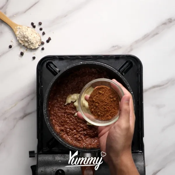 Masukkan brown sugar/ madu lalu aduk rata. Masak hingga mengental.