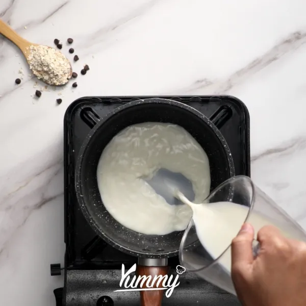 Panaskan susu kemudian masukkan oatmeal dan coklat bubuk, lalu aduk rata. Masak hingga mendidih.