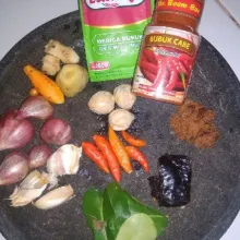 Haluskan semua bumbu kecuali lengkuas di geprek, daun jeruk di sobek-sobek, dan asam jawa di beri air secukupnya, lalu panaskan minyak.