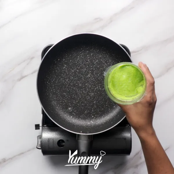 Tumis bumbu yang sudah dihaluskan, lalu masak hingga harum. Tambahkan garam dan kaldu ayam lalu masak hingga mengental.
Masukkan nasi putih lalu masak hingga tercampur rata lalu tambahkan 2 butir telur dan orak arik aduk hingga rata. angkat dan biarkan dingin.