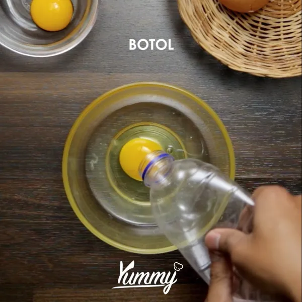 Pecahkan telor di atas mangkok. Ambil botol plastik lalu tekan bagian tengah botol dan ambil kuning telur. Tempatkan kuning telur ditempat terpisah.