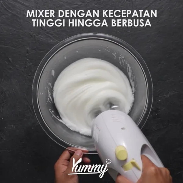 Mixer putih telur dengan kecepatan tinggi, lakukan hingga putih telur menjadi busa halus.