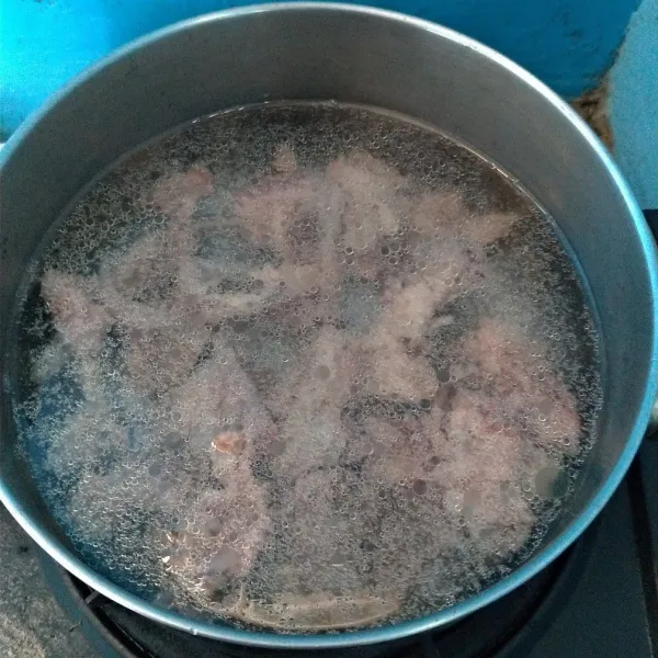 Cuci kembali lalu rebus, buang air rebusan pertama untuk menghilangkan kotoran, rebus kembali dengan air bersih.