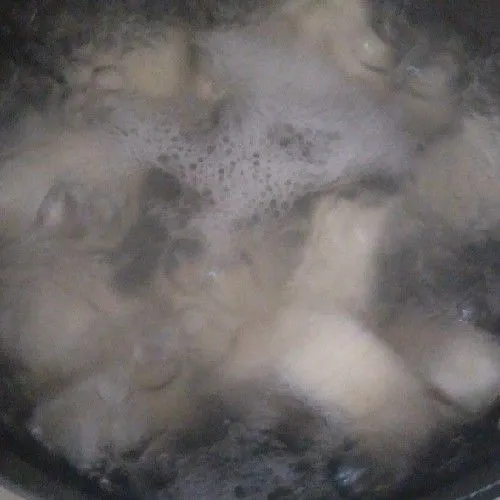 Rebus air sampai mendidih, masukkan singkong dan gula sedikit sampai matang.