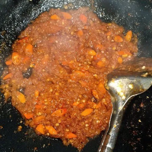 Tumis bumbu yang sudah di haluskan, kemudian tambahkan potongan cabai rawit, gula, dan garam. Masak sampai bumbu harum.