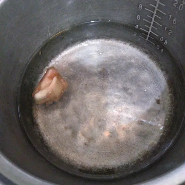 Siapkan 500 ml air / air kaldu untuk kuah.
