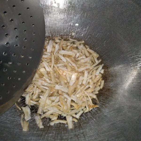 Goreng keripik dengan api sedang.