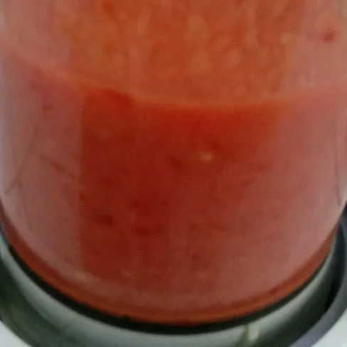 Blender bumbu bawang merah, cabe merah, cabe rawit, dan tomat secara kasar, jangan terlalu halus.
