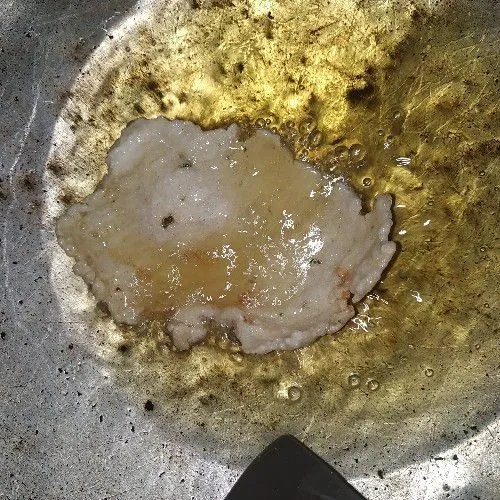 Goreng sermier hingga berwarna kuning keemasan.