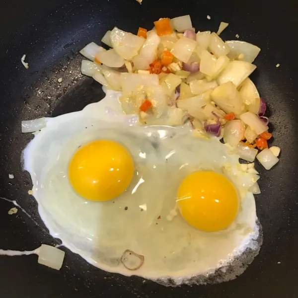 Masukkan telur, orak-arik hingga rata.