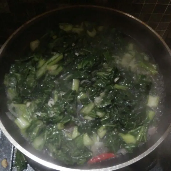 Setelah sayur agak layu tambahkan segelas air, garam dan gula. Aduk lagi hingga merata. Jangan lupa koreksi rasa dan masak hingga matang. Sayur pun siap di sajikan.