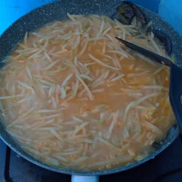 Masukkan sayur ke dalam bumbu yang sudah di tumis tambahkan air, rebus sampai matang.