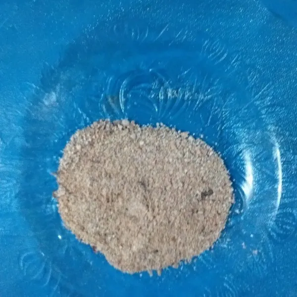 ulek biji pala dan lada putih bulat sampai halus