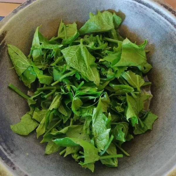 Masukkan daun labu siam, aduk rata. masak daun labu sampai layu dan matang.