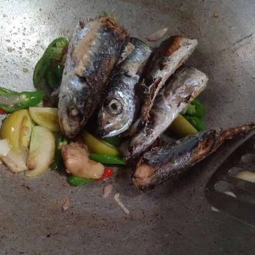 Tahap terakhir, masukkan ikan tongkol yang sudah digoreng ke dalam tumjsan bumbu tadi. Aduk hingga tercampur dan meresap sempurna, hidangkan selagi hangat.