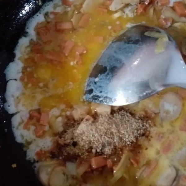 lalu masukan susu yang telah dicairkan tambahkan lada putih dan biji pala yang telah diulek biarkan sampai mendidih