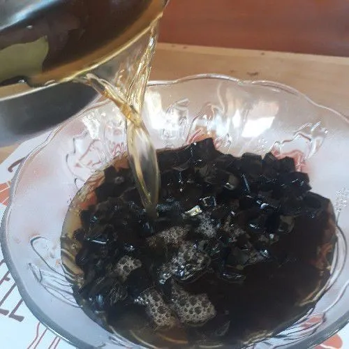 Tuangkan larutan gula yang sudah dingin.