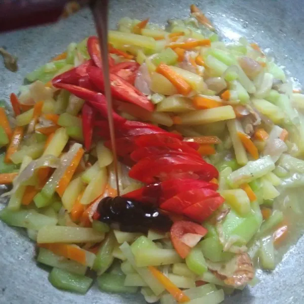 Masukkan potongan cabe merah besar dan saus tiram, aduk rata. Tunggu hingga cabe layu, angkat dan siap sajikan.
