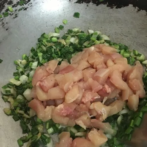 masukkan ayam yang sudah di potong dadu kecil2 kedalam wajan. Gongso terus sampai wangi dan daun bawang layu. Tambahkan kecap asin, kecap manis dan saus tiram.