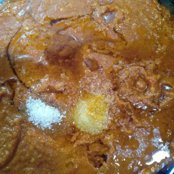 Masukkan minyak goreng secukupnya lalu tumis bumbu sambal yang sudah dihaluskan. Jangan lupa tambahkan garam dan gula secukupnya.