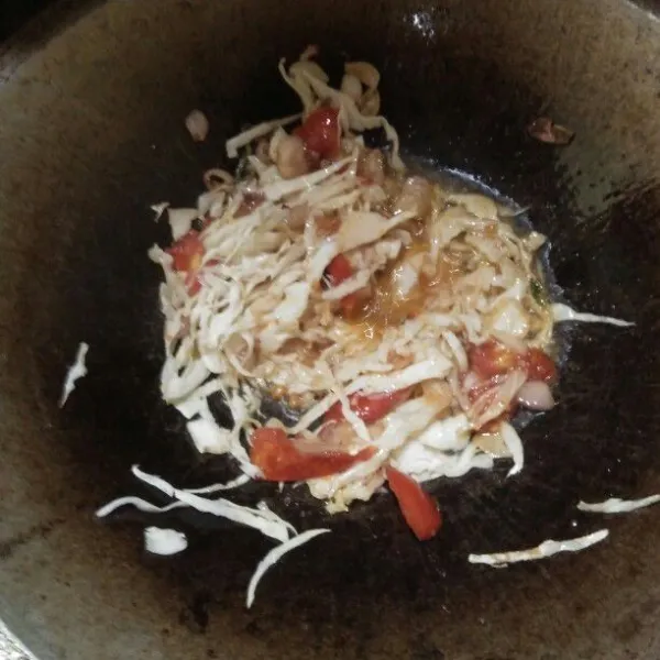 Tumis bawang merah putih dan tomat. Kemudian masukan irisan kol, masak hingga layu dan beraroma harum.