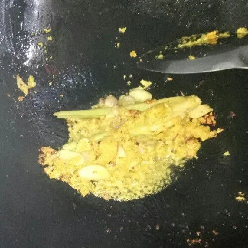 Tumis bumbu yang telah di haluskan masukan serai yg telah di geprek. Masak hingga harum.