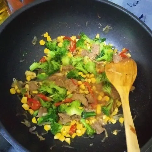 Masukkan brokoli, masak sampai brokoli agak empuk. Tambahkan garam sedikit di akhir masakan. Sajikan.