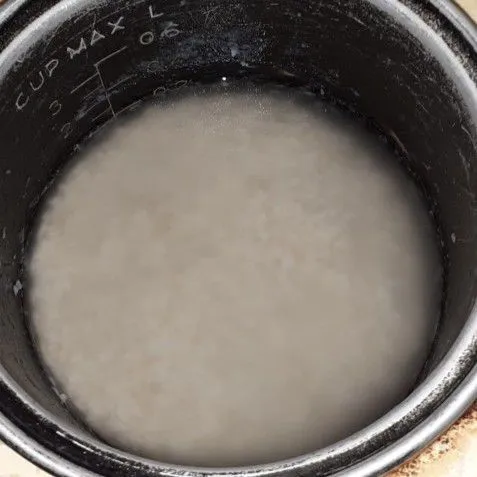Cuci beras ketan, lalu masak di rice cooker.